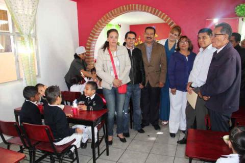 Agradecen niños a alcalde Francisco Román entrega de desayunador imagen 5