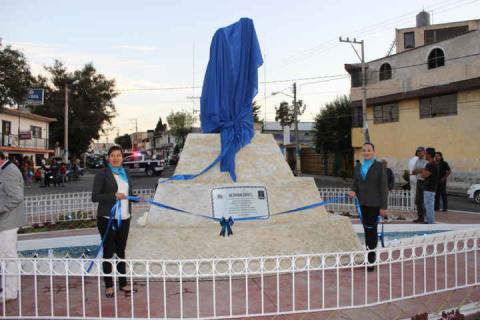 Develan en Calpulalpan estatua a Nezahualcóyotl en nueva Glorieta imagen 3