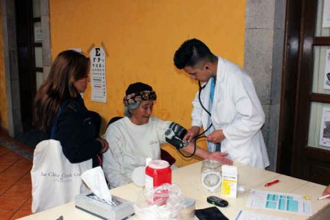 Canalizan a pacientes con cataratas para cirugías gratuitas imagen 10