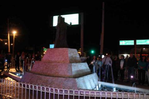 Develan en Calpulalpan estatua a Nezahualcóyotl en nueva Glorieta imagen 10