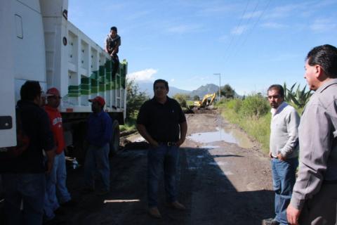 Alcalde de Tzompantepec da banderazo a obra de nueva carretera imagen 2