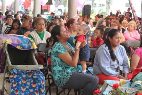 Ayuntamiento de Xaloztoc reconoce a las madres en su día imagen 1