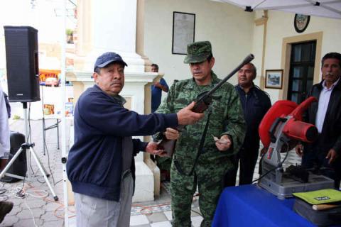 Alcalde de Calpulalpan hace llamado a la Población para sumarse al canje de armas 2015 imagen 7