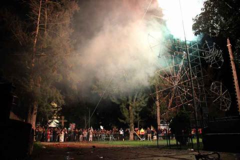 Presentan pirotecnia en Atrio Parroquial de Calpulalpan imagen 5