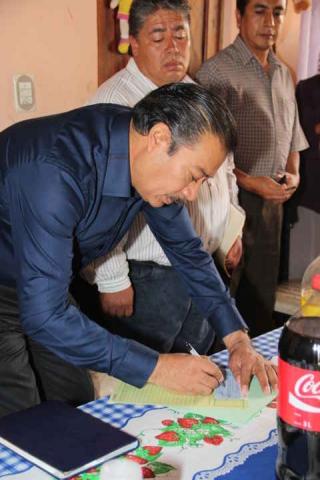 Alcalde de Zacatelco entrega ahorro a beneficiarias del proyecto “Tu casa 2004” imagen 2