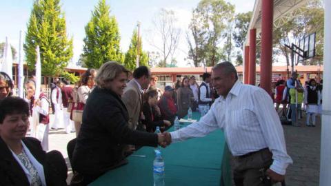 Asisten autoridades al Aniversario de escuela imagen 1