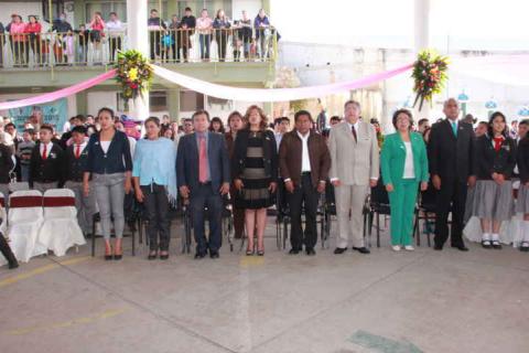 200 egresados de la primaria “Niños Héroes” de Chiautempan son apadrinados por Diputado Federal imagen 3