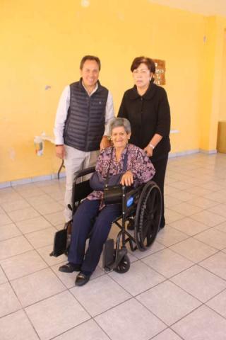 Alcalde mejora la calidad de vida de discapacitados entregando sillas de rueda