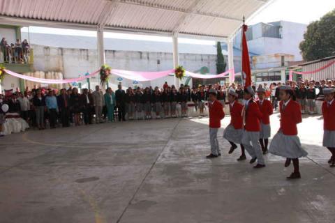 200 egresados de la primaria “Niños Héroes” de Chiautempan son apadrinados por Diputado Federal imagen 4