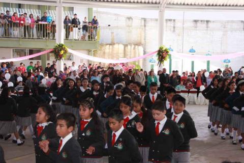 200 egresados de la primaria “Niños Héroes” de Chiautempan son apadrinados por Diputado Federal imagen 2