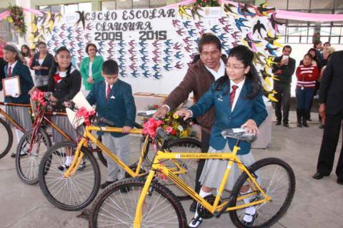 200 egresados de la primaria “Niños Héroes” de Chiautempan son apadrinados por Diputado Federal imagen 1