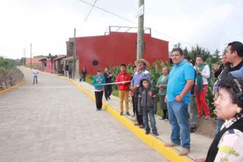 Alcalde de Tzompantepec inaugura calle en la población imagen 2