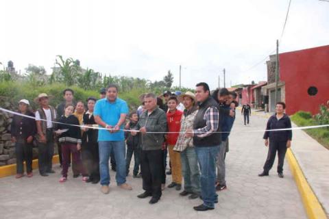 Alcalde de Tzompantepec inaugura calle en la población imagen 1