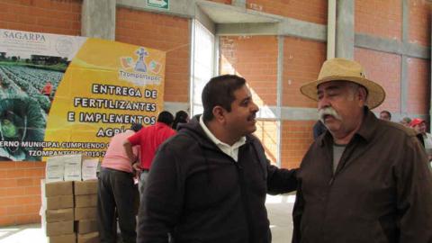 Víctor Castro López entregó fertilizantes a campesinos imagen 4