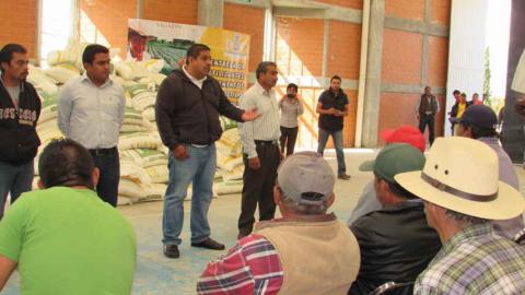 Víctor Castro López entregó fertilizantes a campesinos imagen 2
