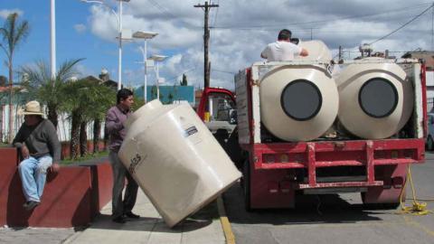 Entrega Alcalde tinacos a familias vulnerables imagen 2