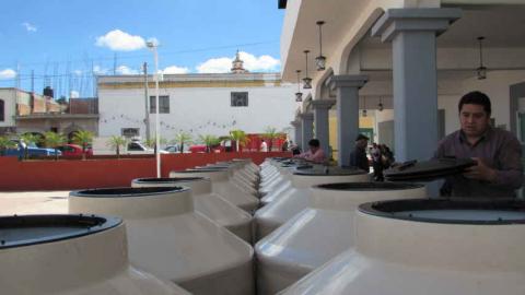 Entrega Alcalde tinacos a familias vulnerables imagen 4