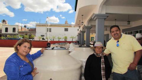 Entrega Alcalde tinacos a familias vulnerables imagen 1