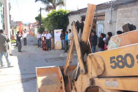 Alcalde de Tepetitla en gira de trabajo da banderazo de inicio de obra de drenaje sanitario imagen 3
