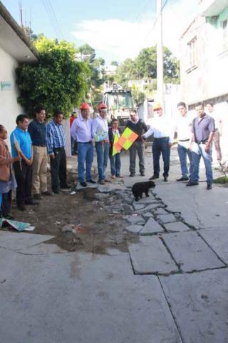 Alcalde de Tepetitla en gira de trabajo da banderazo de inicio de obra de drenaje sanitario imagen 1