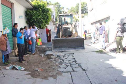 Alcalde de Tepetitla en gira de trabajo da banderazo de inicio de obra de drenaje sanitario imagen 2