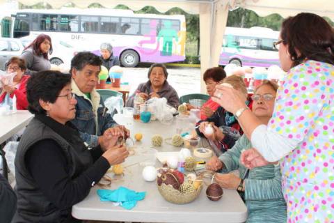 Adultos mayores asisten al “Taller de manualidades” imagen 2