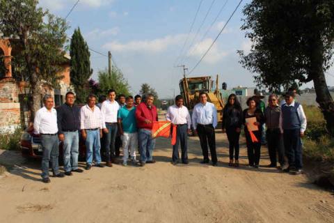 Ex diputado federal y alcalde inician obras de infraestructura urbana en Xicohtzinco imagen 2