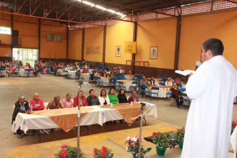 Alcalde y SMDIF de Xiloxoxtla festejan a los abuelitos con una homilía imagen 2
