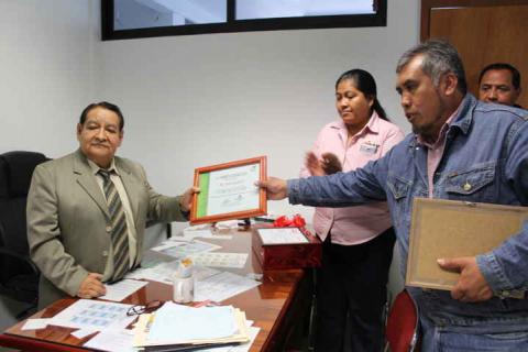 Rojas Meza reconoce trayectoria del director del Centro de Salud imagen 1