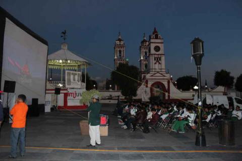 Se proyecta cine debate en Xicohtzinco imagen 3