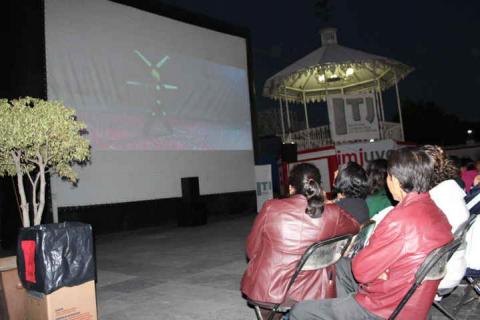 Se proyecta cine debate en Xicohtzinco imagen 1