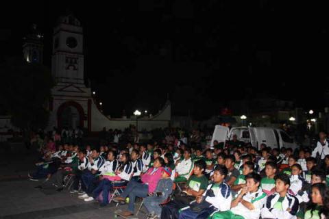 Se proyecta cine debate en Xicohtzinco imagen 2
