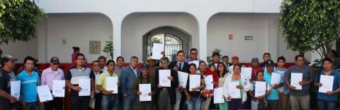Benefician a más de 200 familias con escrituras imagen 1