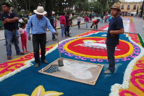 Mediante arte efímero celebran el tradicional “Corpus Christi” en Huamantla imagen 1