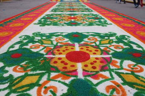 Mediante arte efímero celebran el tradicional “Corpus Christi” en Huamantla imagen 2