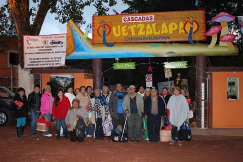 100 Abuelitos de Xicohtzinco fueron agasajados con un viaje recreativo imagen 2