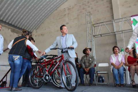 Entregan bicicletas en la Feria del Taco de San Vicente Xiloxochitla imagen 2