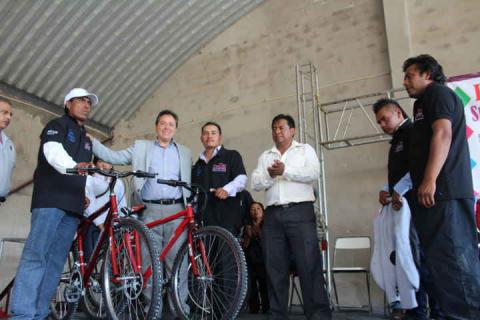 Entregan bicicletas en la Feria del Taco de San Vicente Xiloxochitla imagen 1