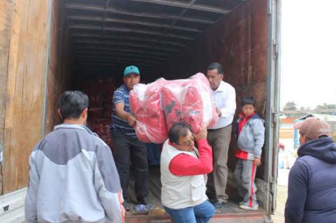 Apoya Ayto. de Huamantla con traslado de chamarras para estudiantes imagen 1