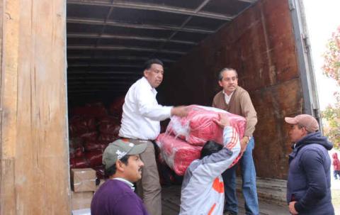 Apoya Ayto. de Huamantla con traslado de chamarras para estudiantes imagen 3
