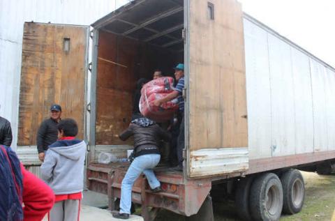 Apoya Ayto. de Huamantla con traslado de chamarras para estudiantes imagen 2