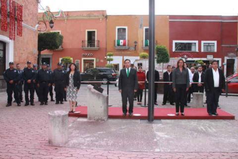 Encabeza alcalde de Xiloxoxtla Arrio de Bandera en el Zócalo Capitalino imagen 3