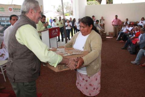 En Xaloztoc benefician a 390 familias con paquetes de animales de traspatio imagen 3