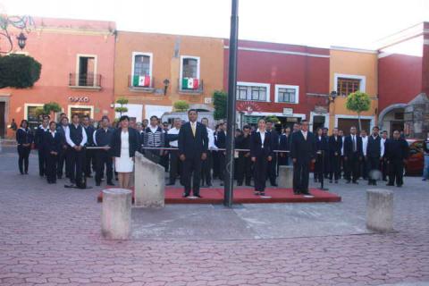 Encabeza Hugo Celis Izamiento de Lábaro Patrio imagen 1