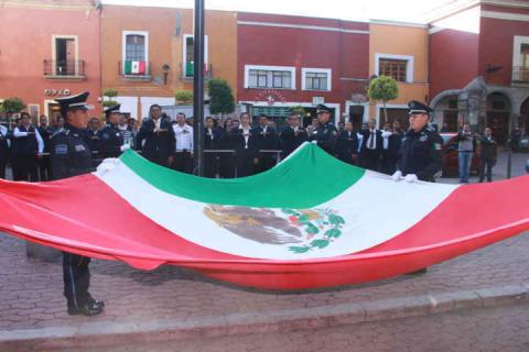 Encabeza Hugo Celis Izamiento de Lábaro Patrio imagen 3