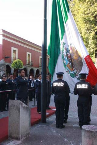 Encabeza Hugo Celis Izamiento de Lábaro Patrio imagen 2