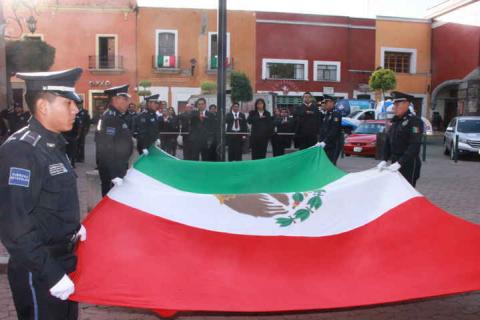 Tetlatlahuca realiza Izamiento de Bandera Nacional en la Plaza de la Constitución imagen 3
