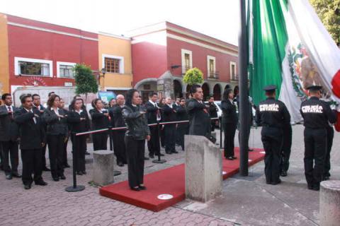 Tetlatlahuca realiza Izamiento de Bandera Nacional en la Plaza de la Constitución imagen 2