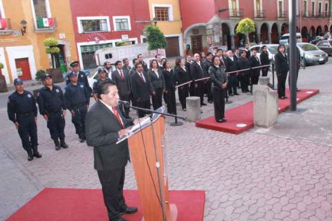 Tetlatlahuca realiza Izamiento de Bandera Nacional en la Plaza de la Constitución imagen 1