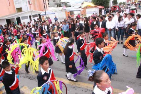 Espectacular desfile inaugura la feria “Xaloztoc 2015” imagen 3